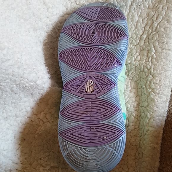 Nike Kyrie 5 x Squidward - Picture 2 of 6